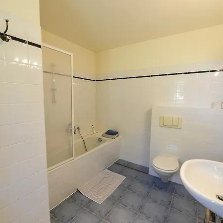 Ferienwohnung-1-direkt-am-wasser-im-gut-grubnow-ruegen Appartamento *