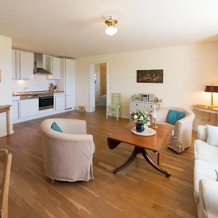 Ferienwohnung-1-direkt-am-wasser-im-gut-grubnow-ruegen